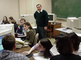 Photo of Professor Ferreyra and students working in a computer lab